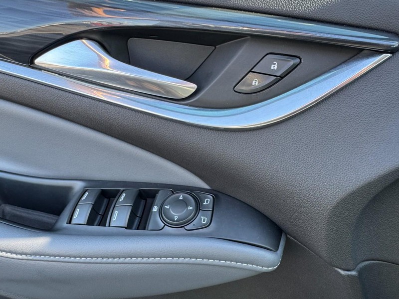 Buick Enclave Vehicle Full-screen Gallery Image 17