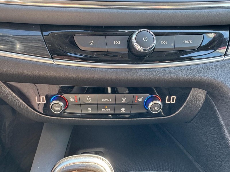 Buick Enclave Vehicle Full-screen Gallery Image 20