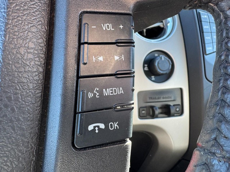 Ford F-150 Vehicle Full-screen Gallery Image 18