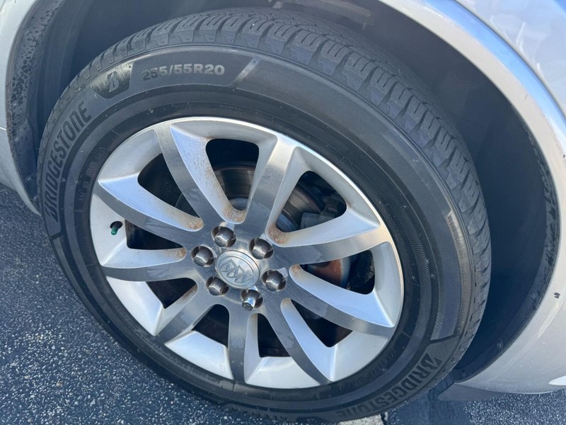 Buick Enclave Vehicle Full-screen Gallery Image 04