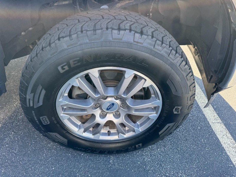 Ford F-150 Vehicle Full-screen Gallery Image 04