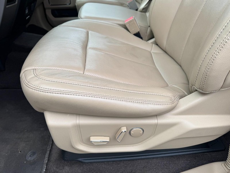 Ford F-150 Vehicle Full-screen Gallery Image 14