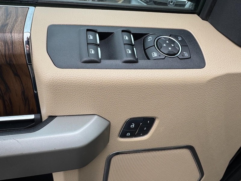 Ford F-150 Vehicle Full-screen Gallery Image 15