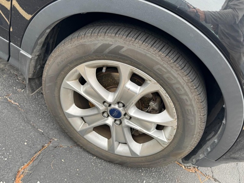 Ford Escape Vehicle Full-screen Gallery Image 04