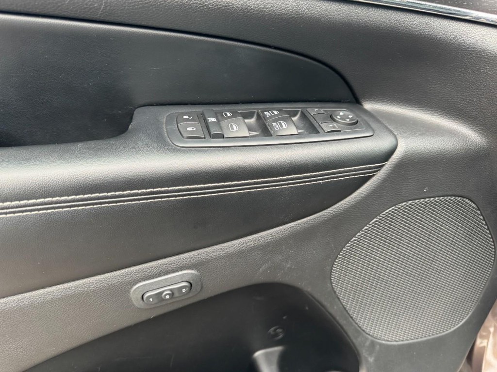 Jeep Grand Cherokee Vehicle Full-screen Gallery Image 16