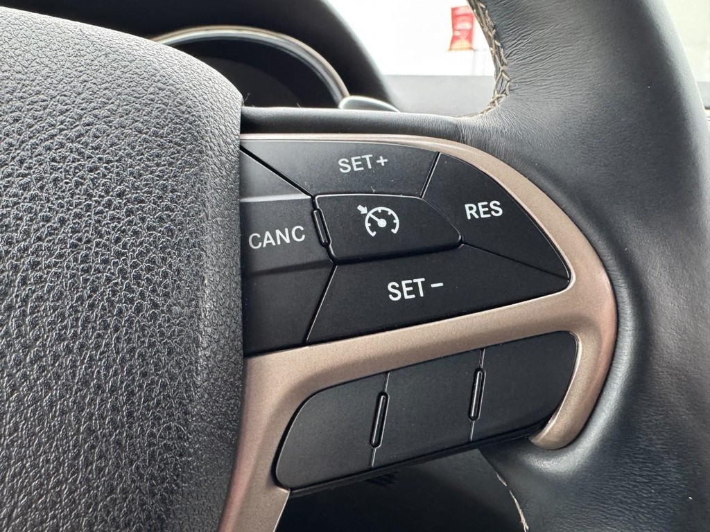 Jeep Grand Cherokee Vehicle Full-screen Gallery Image 18