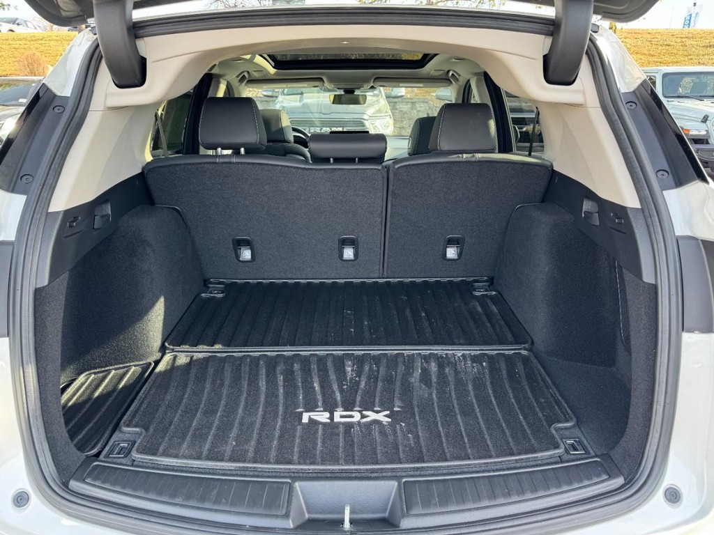 Acura RDX Vehicle Full-screen Gallery Image 06