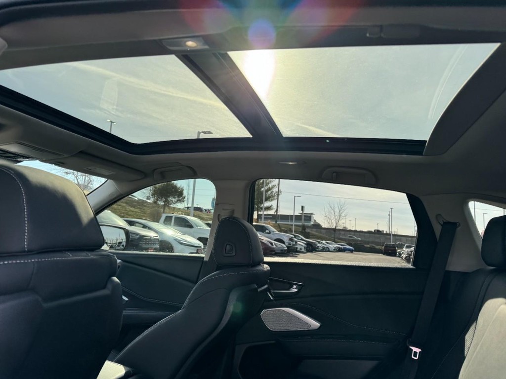 Acura RDX Vehicle Full-screen Gallery Image 11