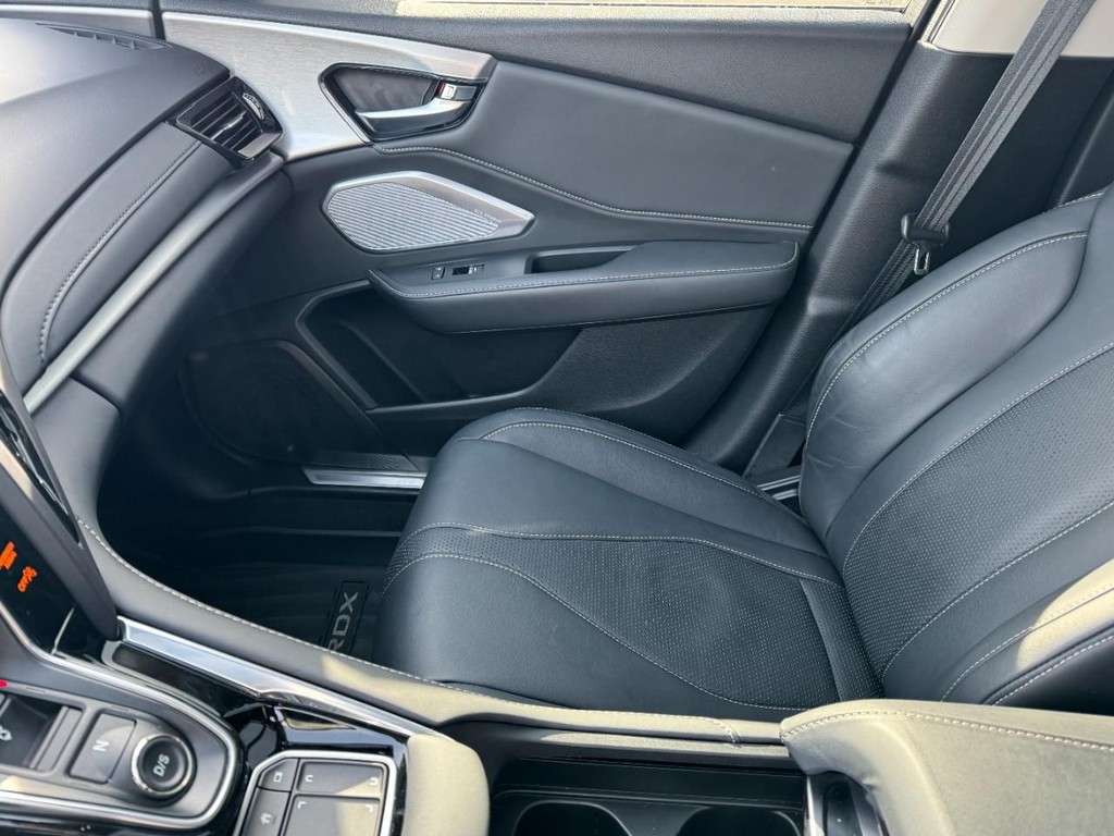Acura RDX Vehicle Full-screen Gallery Image 14