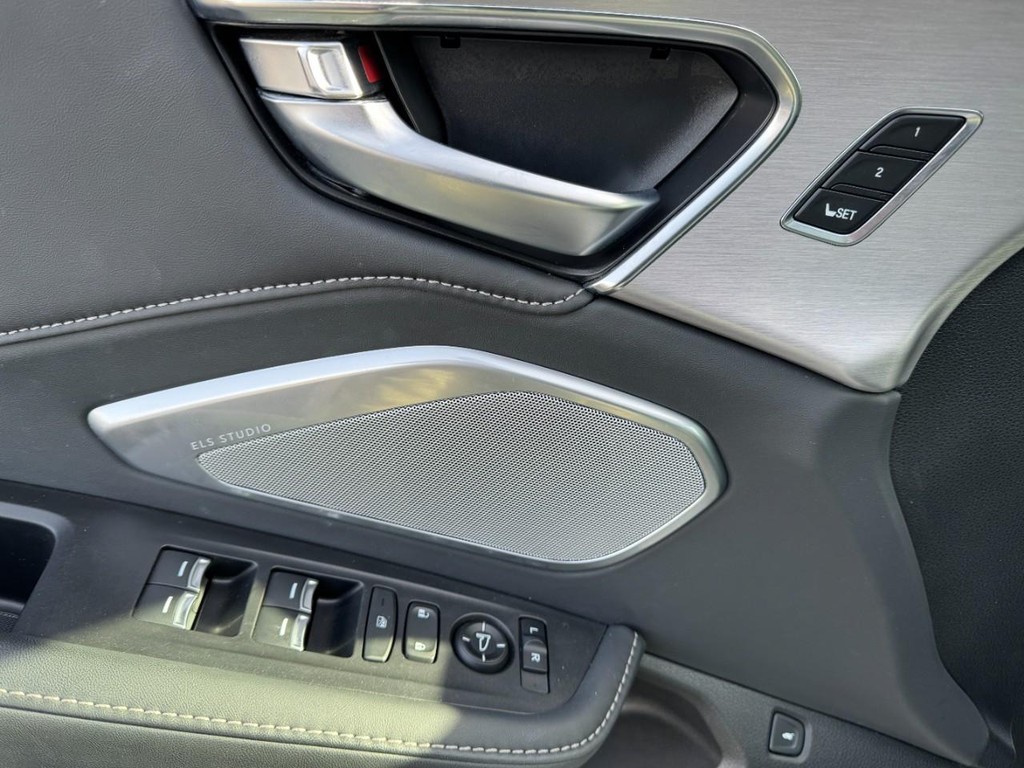 Acura RDX Vehicle Full-screen Gallery Image 16