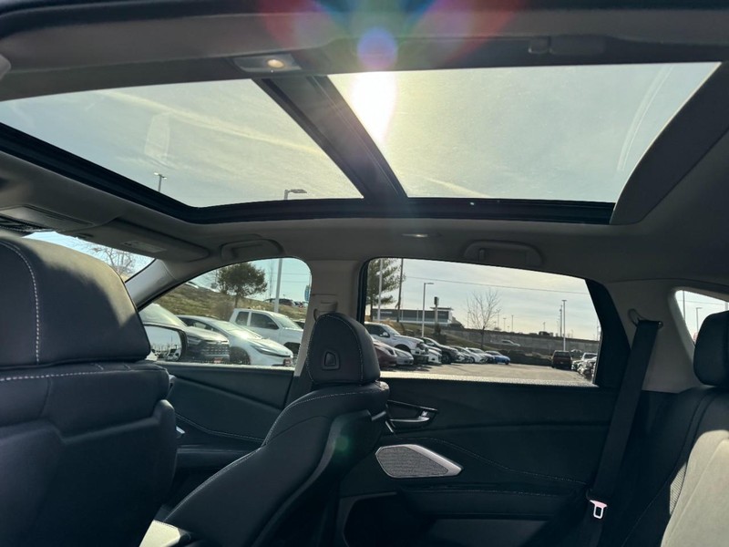 Acura RDX Vehicle Full-screen Gallery Image 11