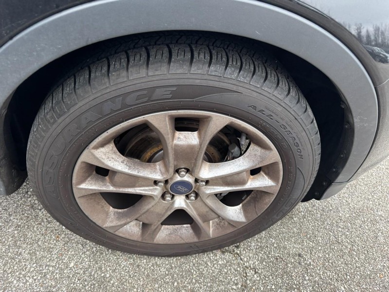 Ford Escape Vehicle Full-screen Gallery Image 02