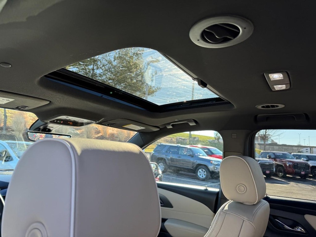 Chevrolet Traverse Vehicle Full-screen Gallery Image 12