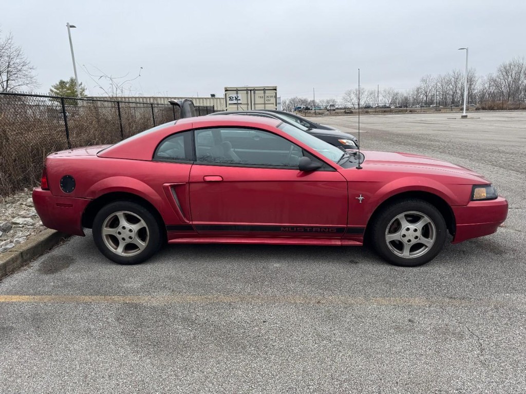 Ford Mustang Vehicle Full-screen Gallery Image 02