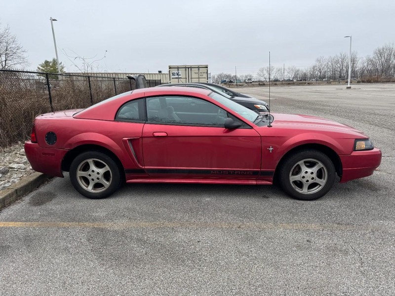 Ford Mustang Vehicle Full-screen Gallery Image 02