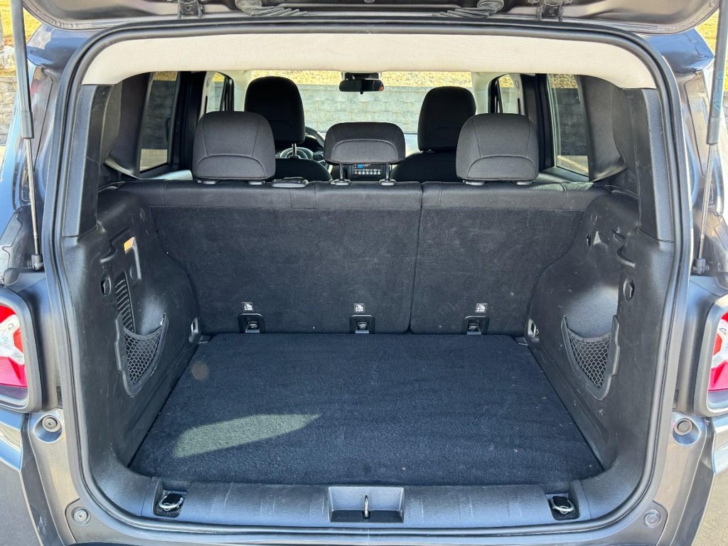 Jeep Renegade Vehicle Full-screen Gallery Image 06