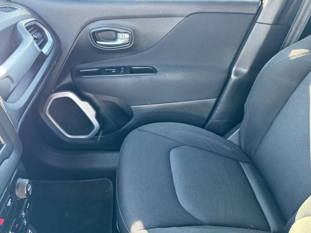 Jeep Renegade Vehicle Full-screen Gallery Image 13