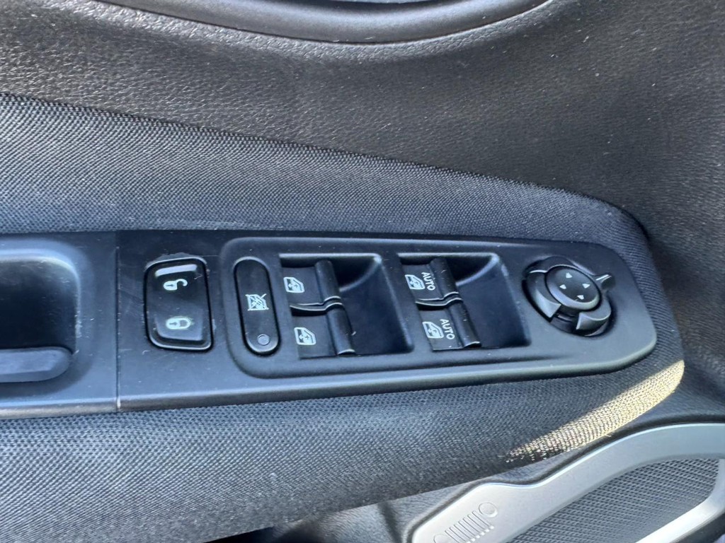 Jeep Renegade Vehicle Full-screen Gallery Image 15