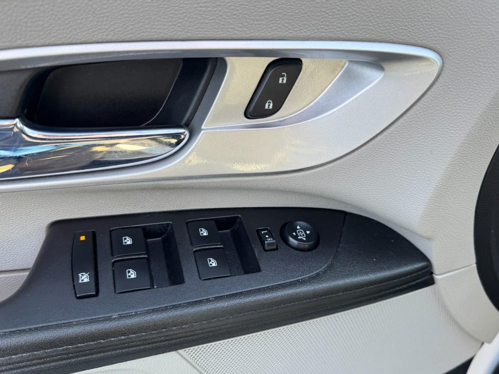 Chevrolet Equinox Vehicle Full-screen Gallery Image 15