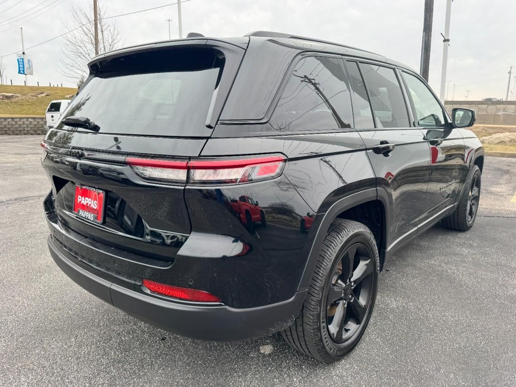 Jeep Grand Cherokee Vehicle Full-screen Gallery Image 03