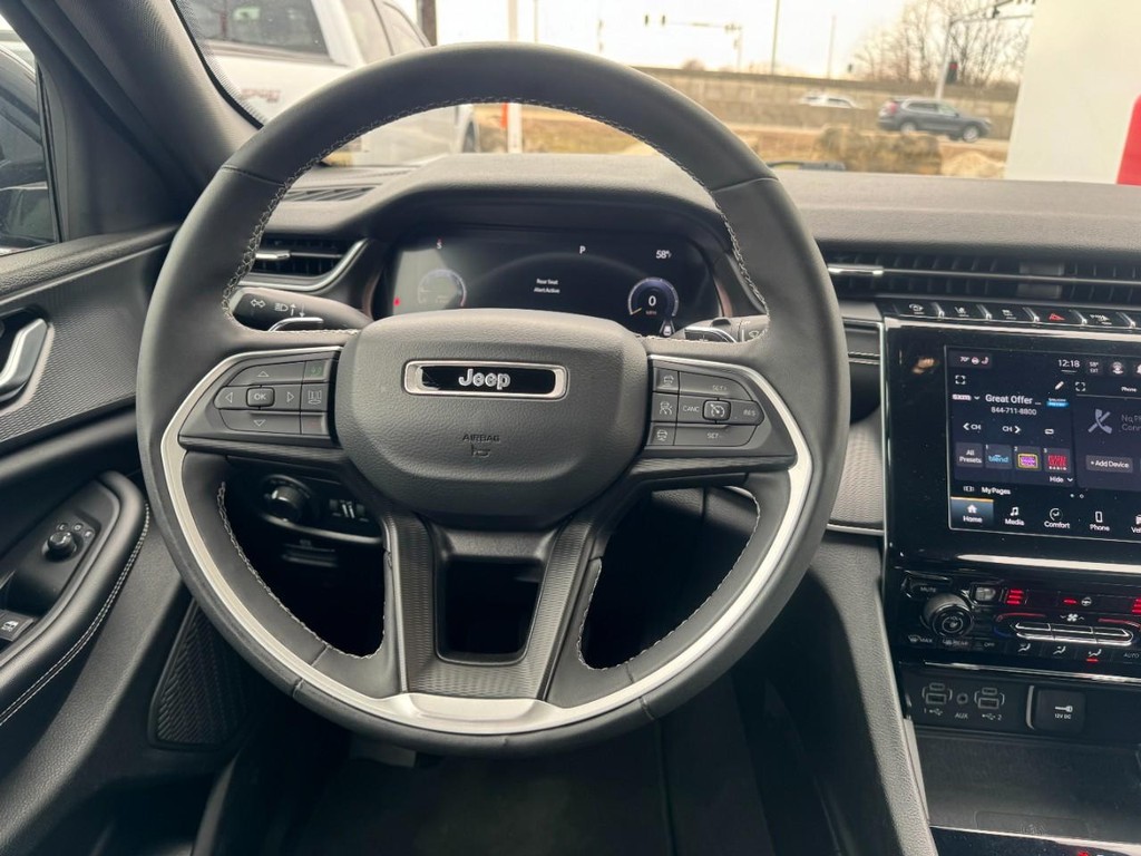 Jeep Grand Cherokee Vehicle Full-screen Gallery Image 12