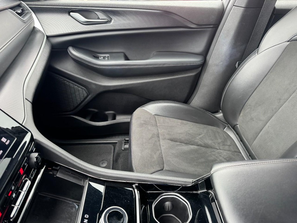 Jeep Grand Cherokee Vehicle Full-screen Gallery Image 13