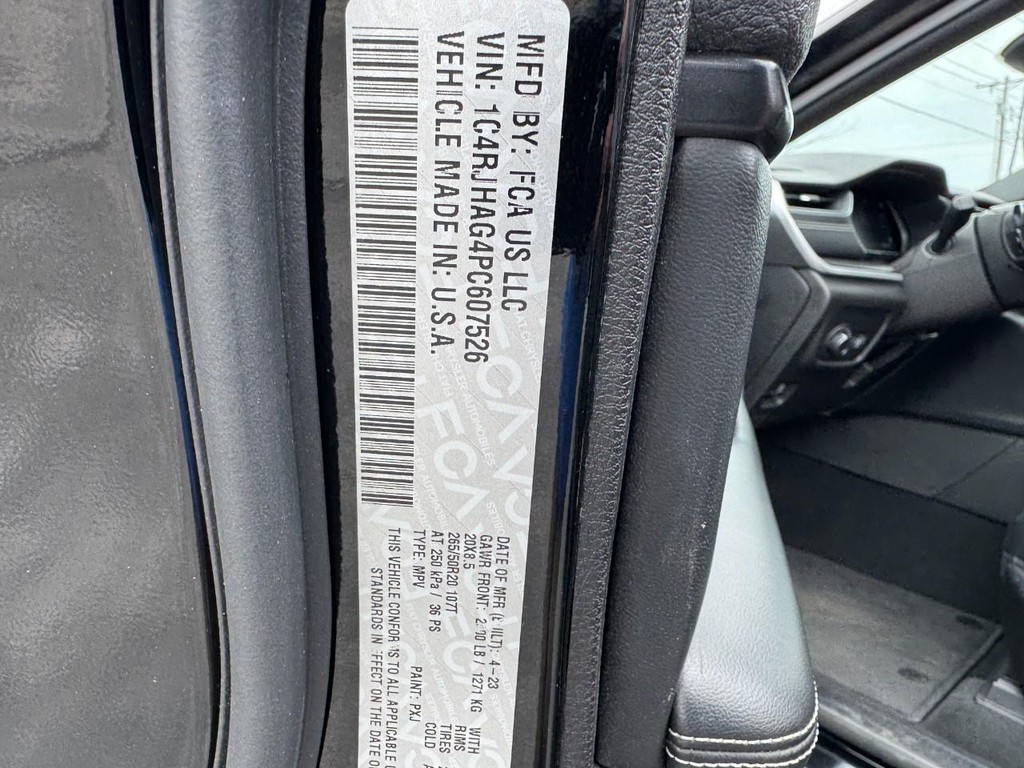 Jeep Grand Cherokee Vehicle Full-screen Gallery Image 22