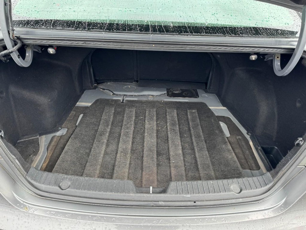 Hyundai Sonata Vehicle Full-screen Gallery Image 07