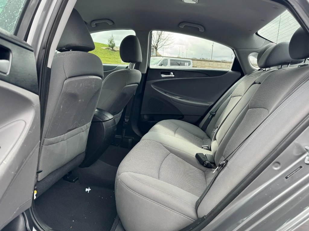 Hyundai Sonata Vehicle Full-screen Gallery Image 11