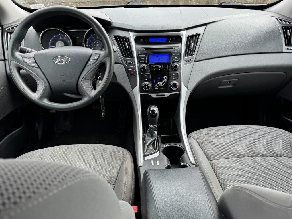 Hyundai Sonata Vehicle Full-screen Gallery Image 12