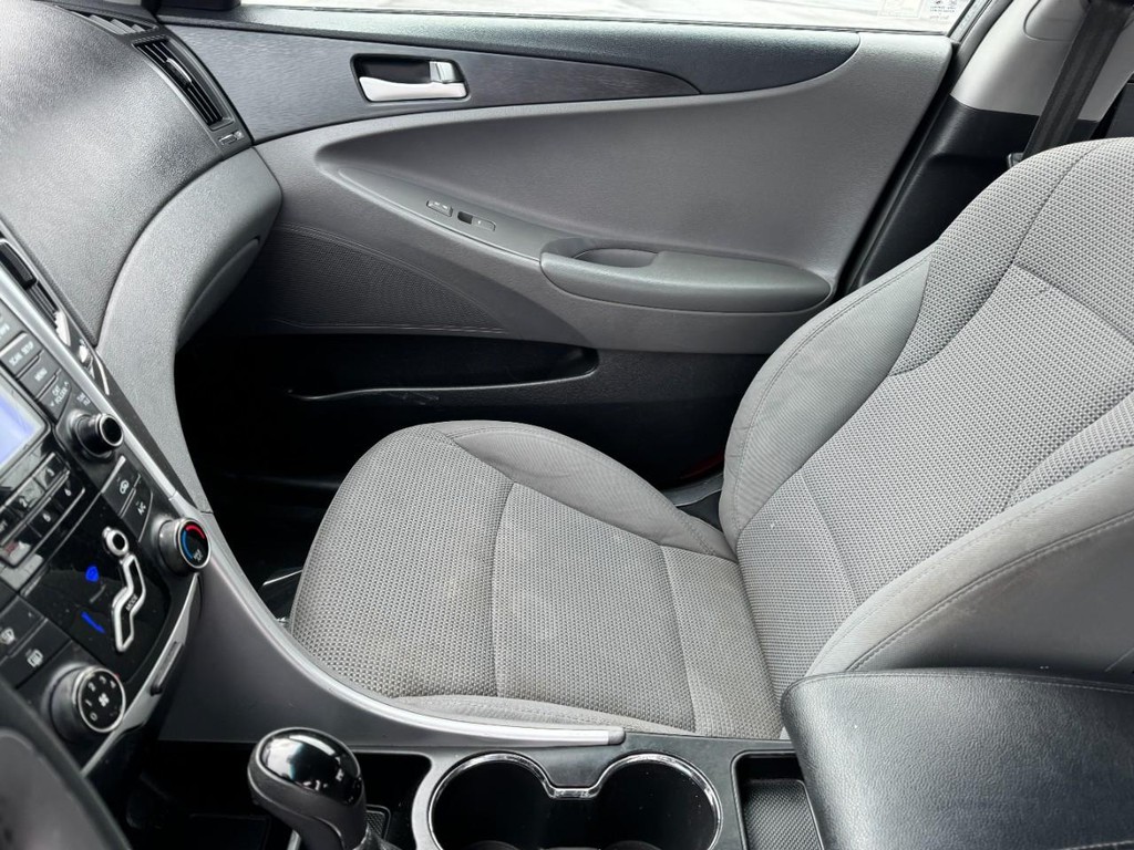 Hyundai Sonata Vehicle Full-screen Gallery Image 14
