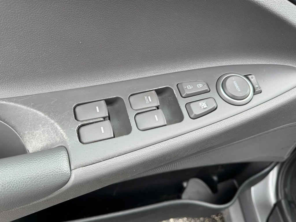 Hyundai Sonata Vehicle Full-screen Gallery Image 16