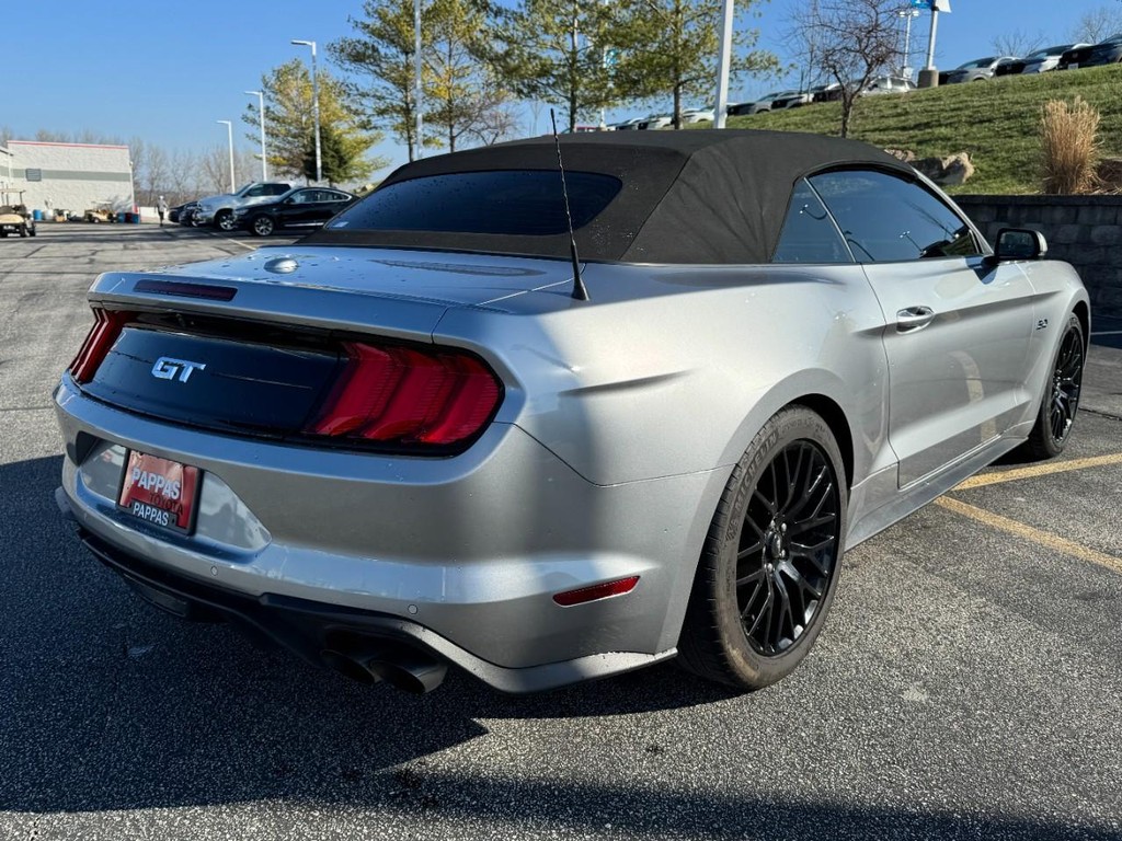 Ford Mustang Vehicle Full-screen Gallery Image 03