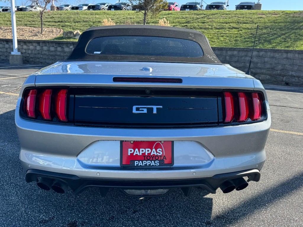 Ford Mustang Vehicle Full-screen Gallery Image 04