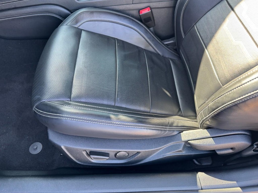 Ford Mustang Vehicle Full-screen Gallery Image 12