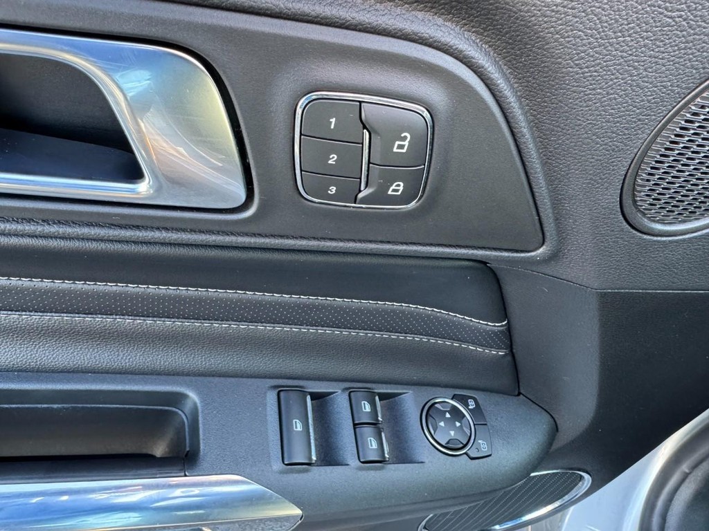 Ford Mustang Vehicle Full-screen Gallery Image 13