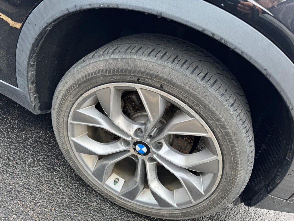 BMW X4 Vehicle Full-screen Gallery Image 04