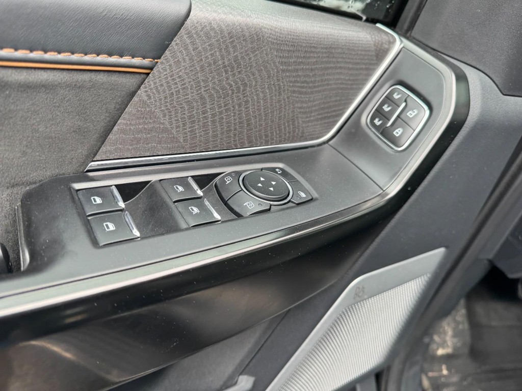 Ford F-150 Vehicle Full-screen Gallery Image 16