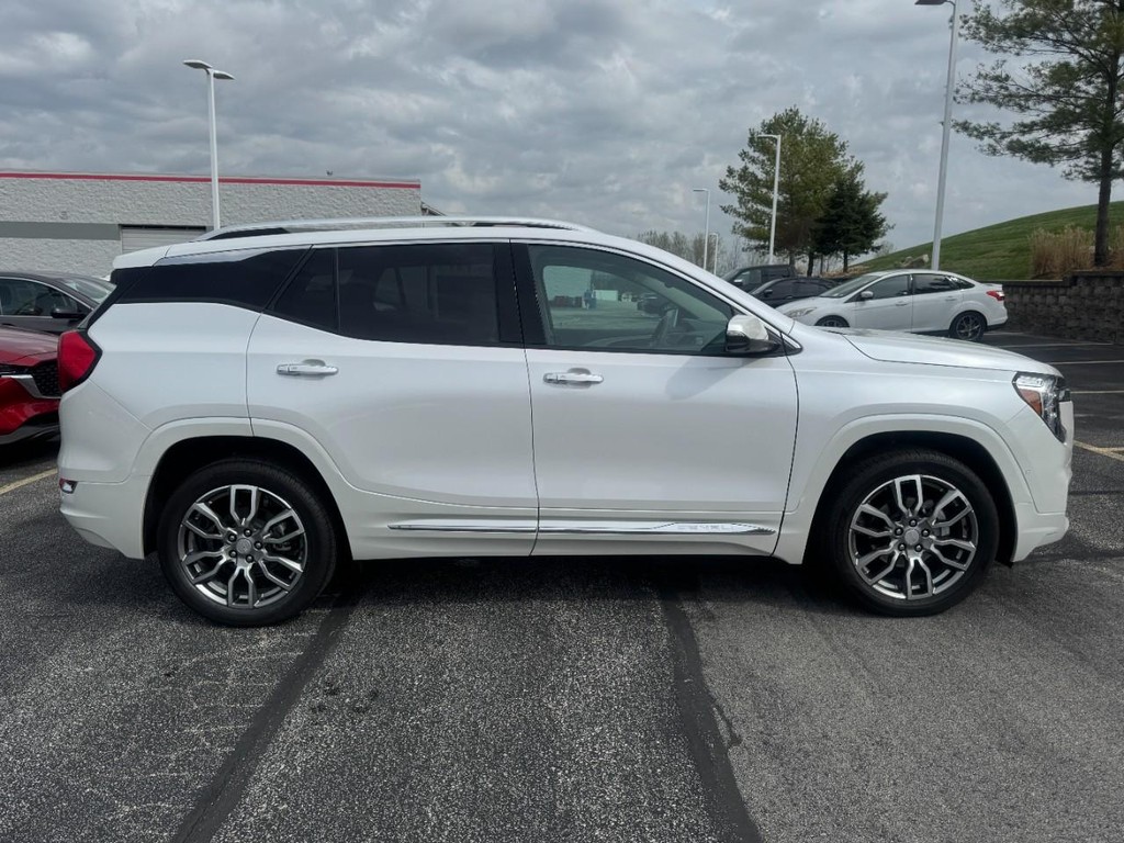 GMC Terrain Vehicle Full-screen Gallery Image 02