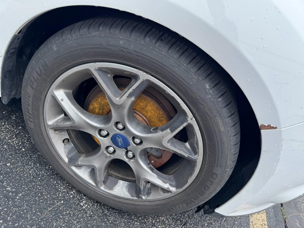 Ford Focus Vehicle Full-screen Gallery Image 04