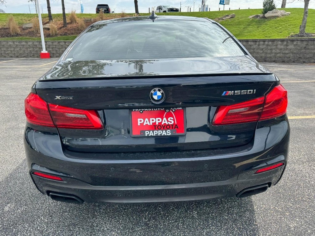 BMW 5 Series Vehicle Full-screen Gallery Image 04