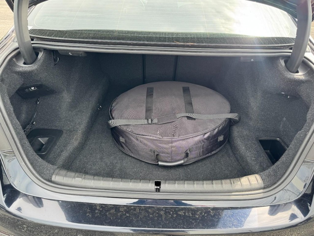 BMW 5 Series Vehicle Full-screen Gallery Image 06