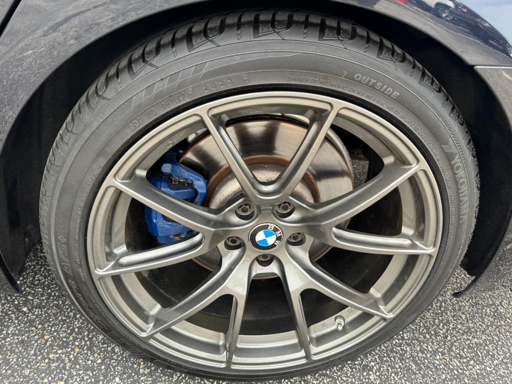 BMW 5 Series Vehicle Full-screen Gallery Image 07