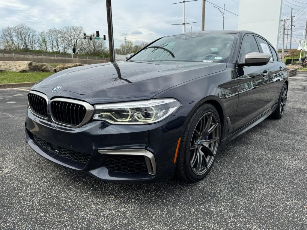 BMW 5 Series Vehicle Full-screen Gallery Image 08