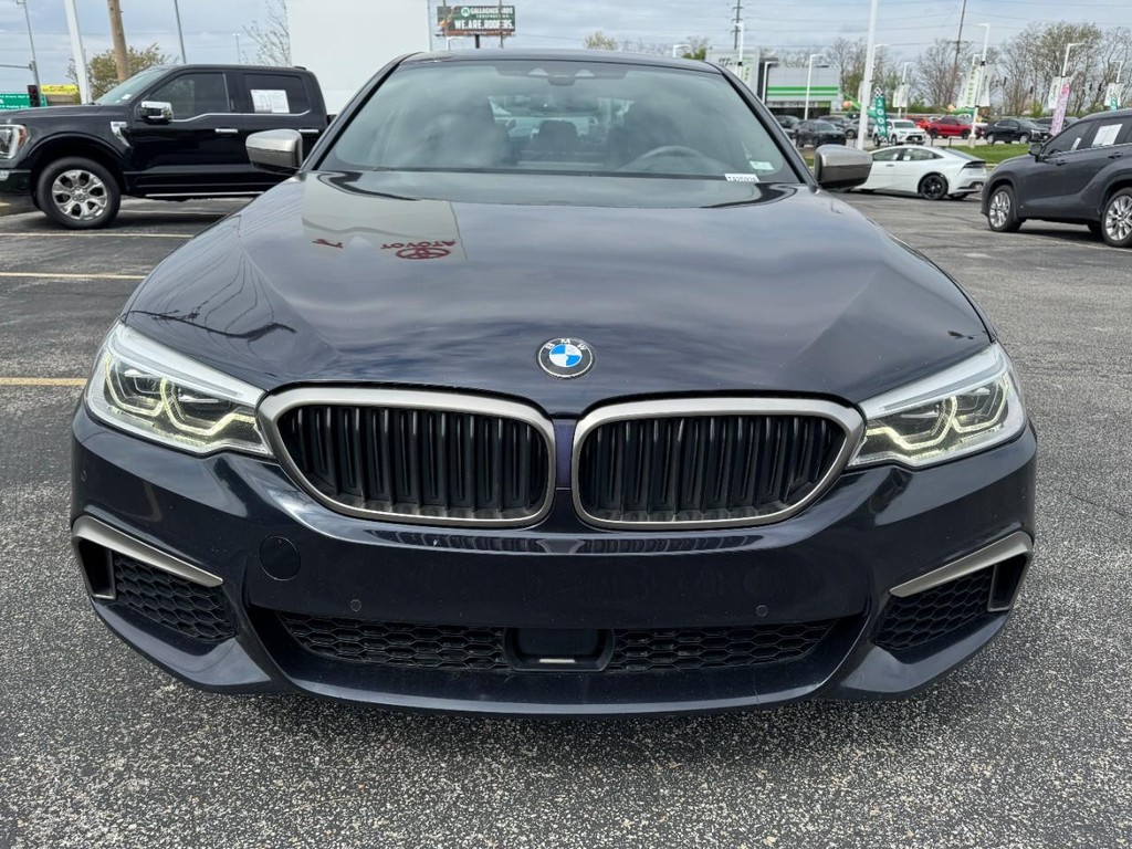 BMW 5 Series Vehicle Full-screen Gallery Image 09