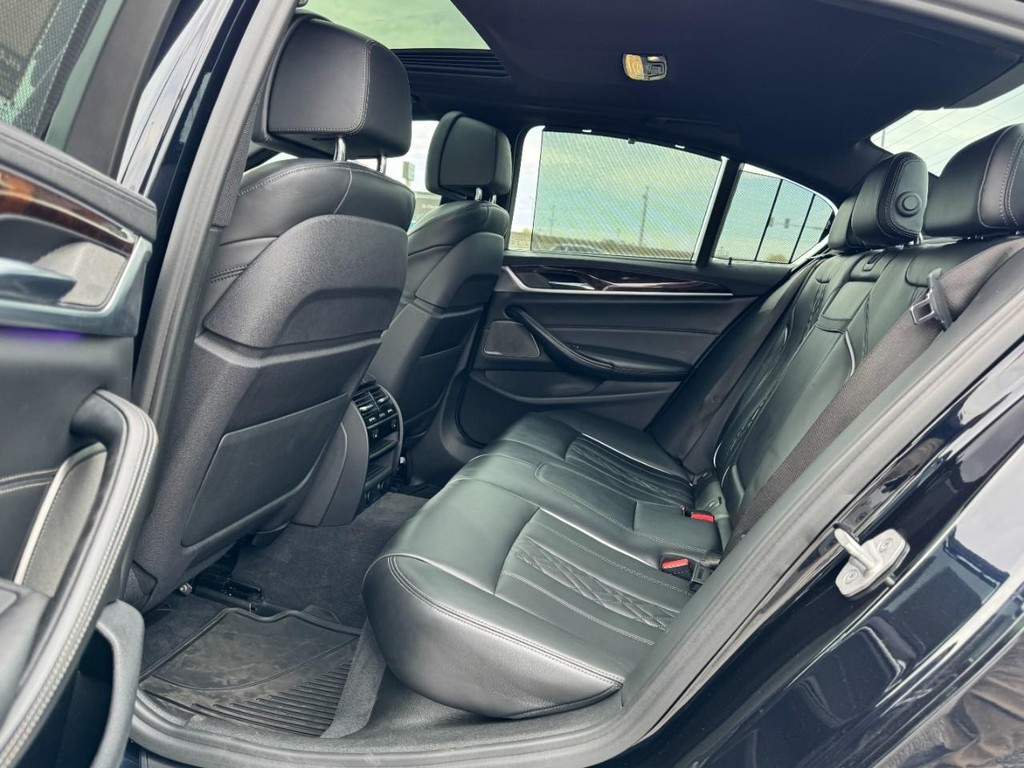 BMW 5 Series Vehicle Full-screen Gallery Image 10