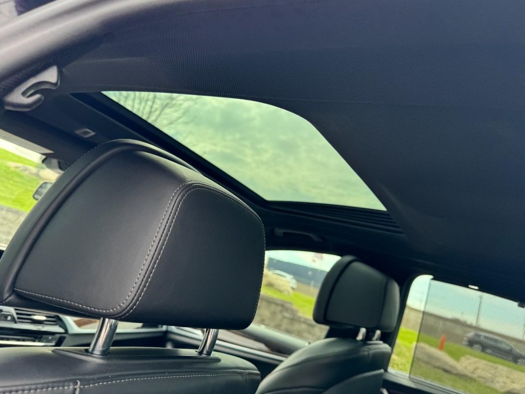 BMW 5 Series Vehicle Full-screen Gallery Image 11