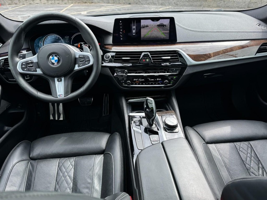 BMW 5 Series Vehicle Full-screen Gallery Image 12