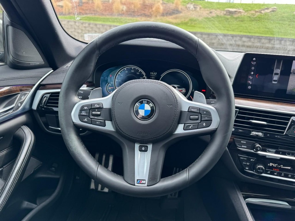 BMW 5 Series Vehicle Full-screen Gallery Image 13