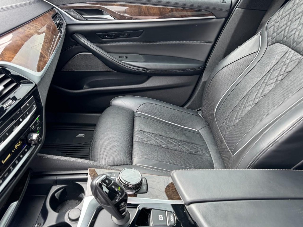 BMW 5 Series Vehicle Full-screen Gallery Image 14